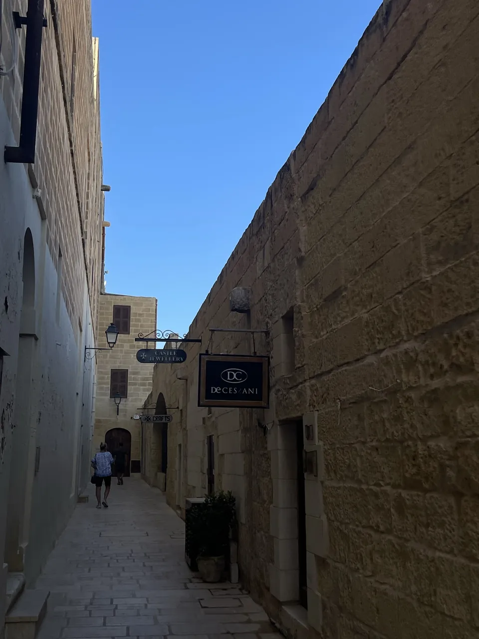 Stretto vicolo di calcare nella Cittadella di Victoria