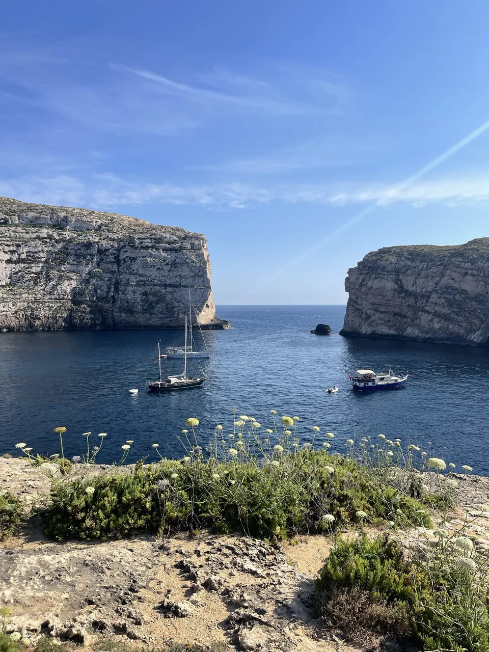 Blick auf die Bucht von Dwejra mit Segelbooten und hohen Felsen