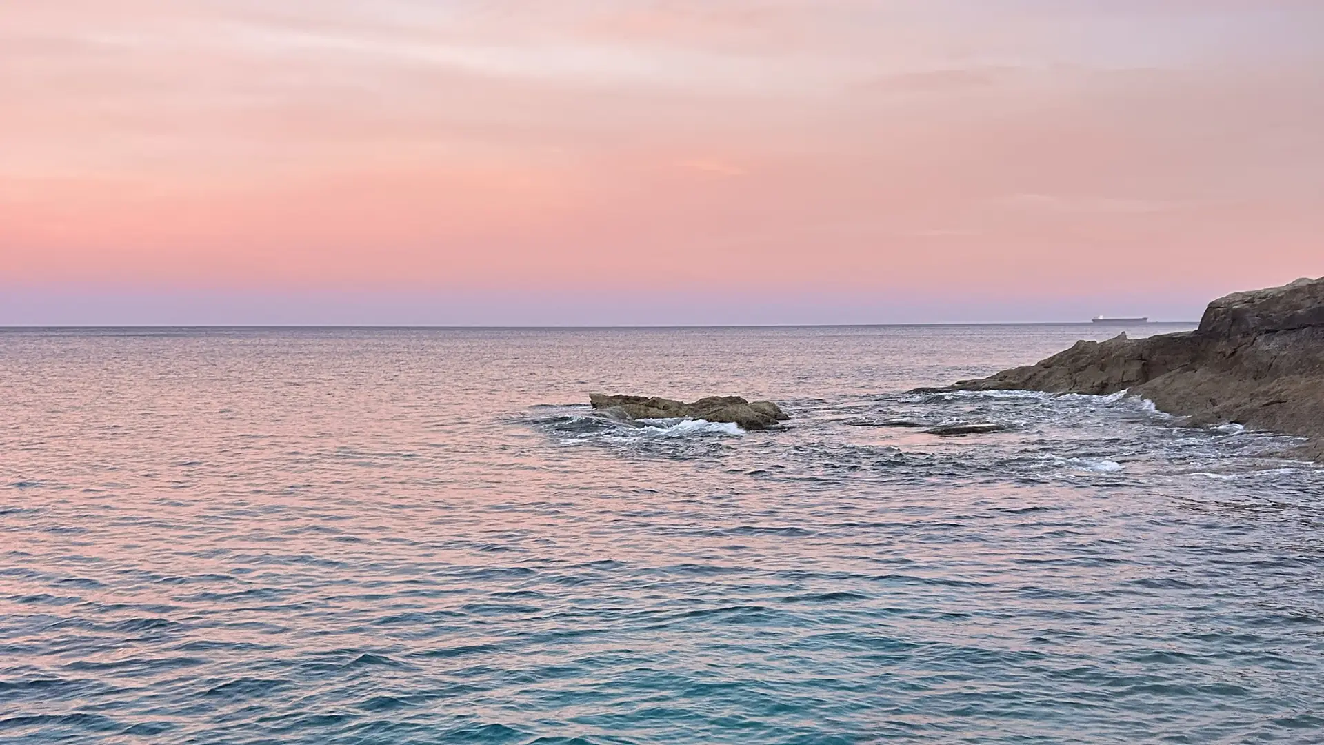 Sonnenuntergang über dem Meer vor der Küste von Gozo