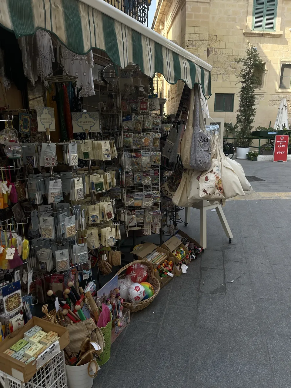 Souvenirstand mit Postkarten und Spielzeug in einer Gasse von Victoria