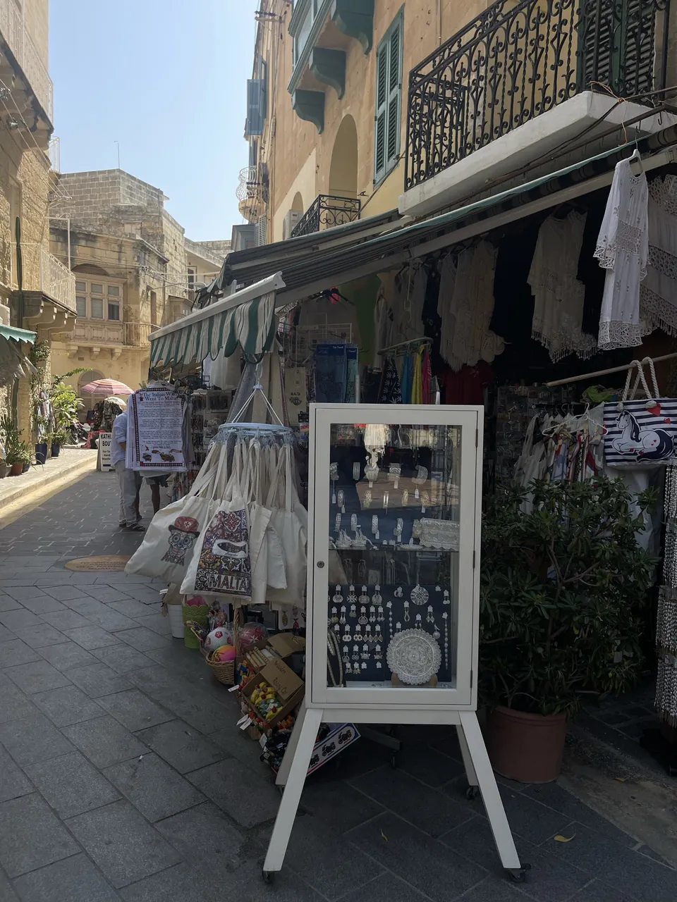 Verkaufsstände mit Textilien und Spitze in einer Gasse von Victoria
