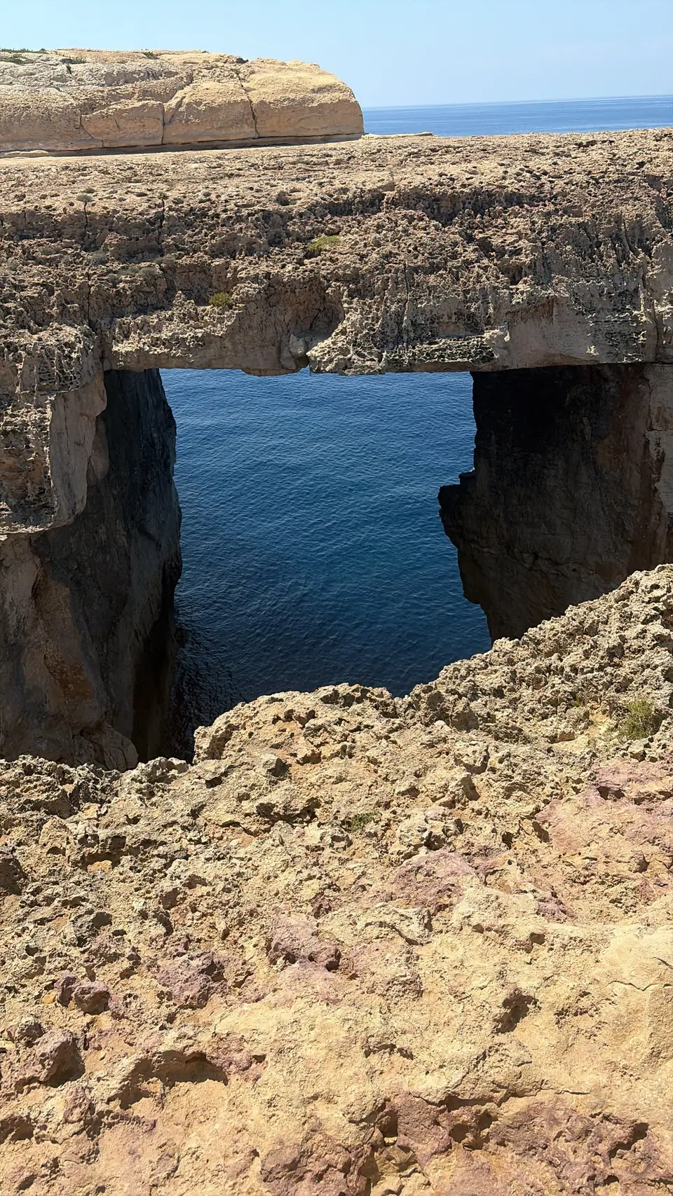 Natürliches Felsentor über dem Meer bei Għasri
